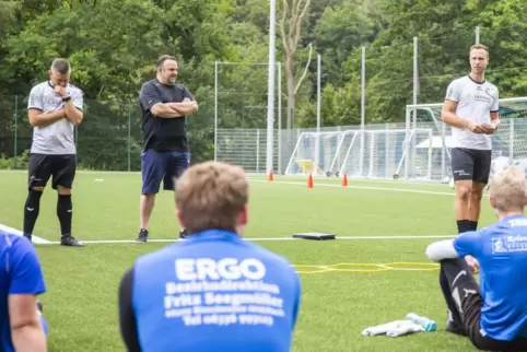 SGR-Trainer Patrick Hildebrandt (stehend rechts, hier vor der Saison 2020/21) und Vorstandsmitglied Daniel Preuß (stehend links)