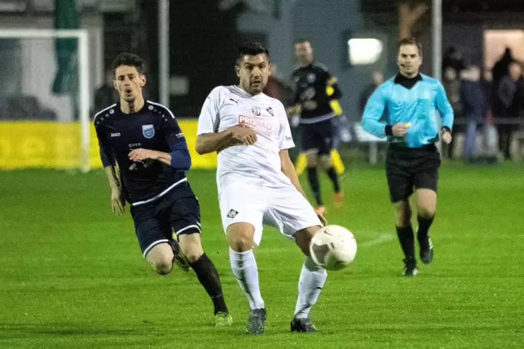 Mechtersheims Mittelfeldmotor: Kevin Schwehm (links) mit Sanel Catovic (Arminia Ludwigshafen).