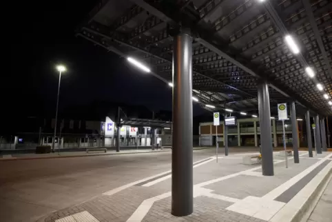 Wie ausgestorben: Der Zentrale Busbahnhof in Ramstein-Miesenbach, sonst beliebter Treffpunkt, liegt menschenleer in der Nacht. 