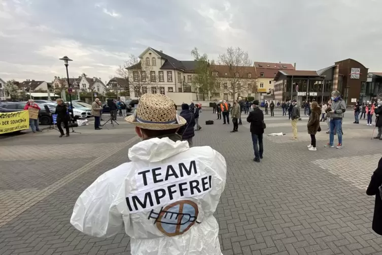 Teilnehmer der Demonstration auf dem Wurstmarktplatz. 