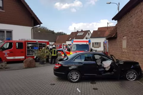 Kollision mit einer Mauer: Die beiden Fahrzeuginsassen mussten danach ins Krankenhaus. 