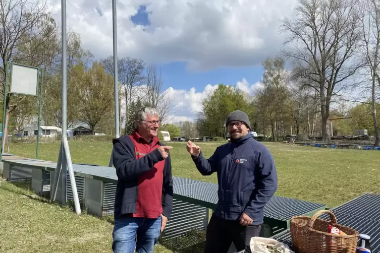 Förster Volker Westermann und Mitverkoster Simon Massoth. 