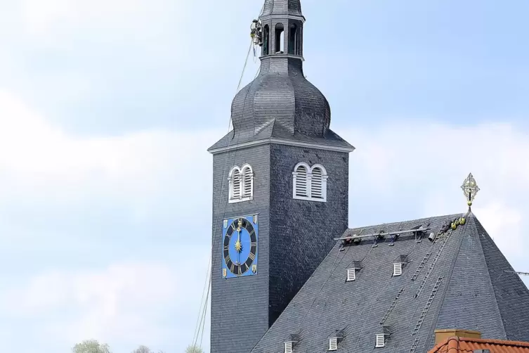 Die Männer in schwindelerregender Höhe sind derzeit ein beliebtes Fotomotiv bei den Zweibrückern.