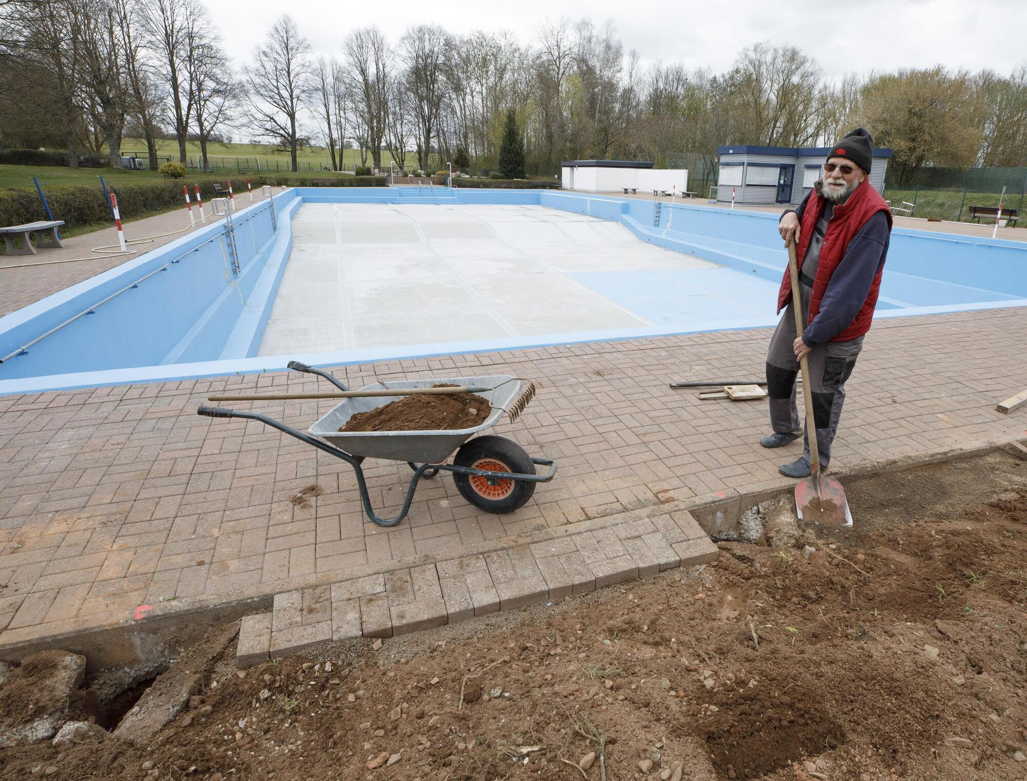 Letzte Arbeiten Am Schwimmbad Mehlingen Die Rheinpfalz