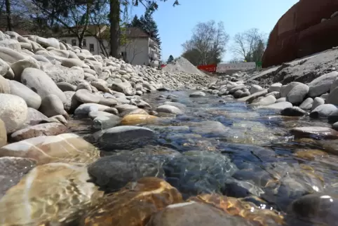 och ist der Kurpark eine Baustelle, aber immerhin fließt der Erlenbach schon an der Oberfläche.