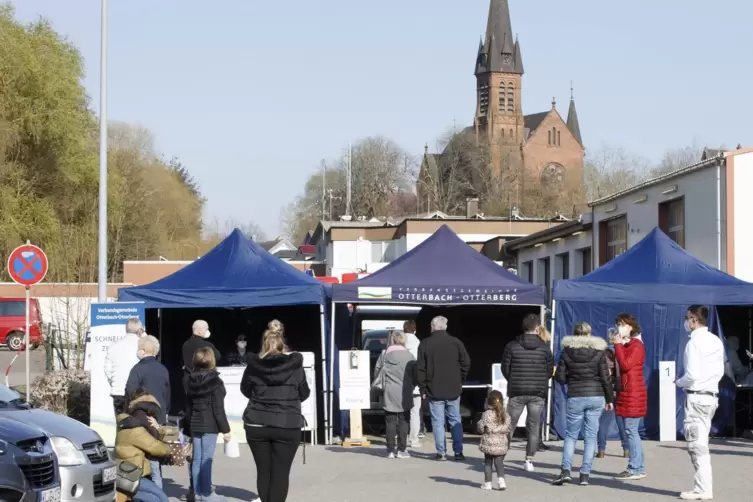 Gefragte Schnelltests: Vor zwei Wochen fiel in Otterbach der Startschuss auf dem Aldi-Parkplatz. 