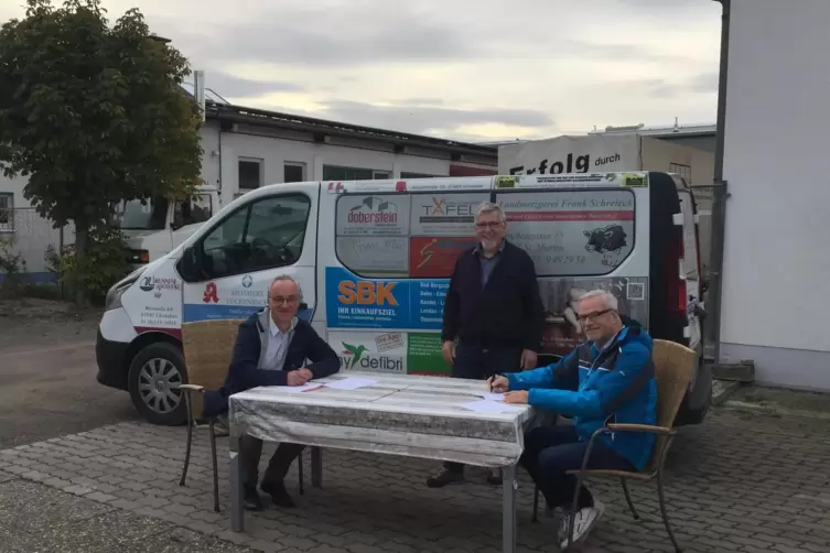 Beigeordneter Eberhard Frankmann, der Leiter des Bürgerbusteams, Karl Nichterlein, und der Vorsitzende der Edenkobener Tafel, Lo