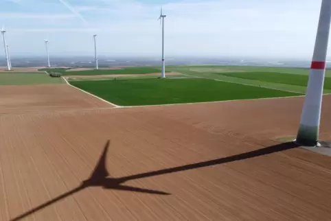 Windräder sollen künftig auch bei Bockenheim gebaut werden. Das Bild zeigt den Windpark bei Kindenheim. 