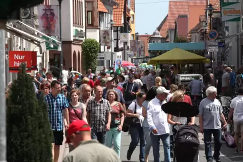 Vor Corona: Die Kandeler Hauptstraße an einem verkaufsoffenen Sonntag. 