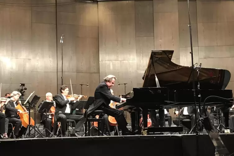 Rudolf Buchbinder spielte begleitet von der Staatsphilharmonie unter Michael Francis das erste Klavierkonzert von Brahms. 