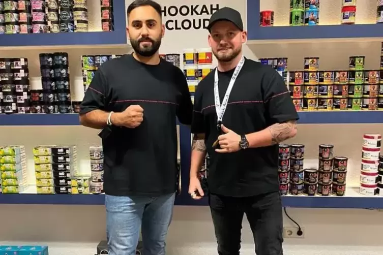 Verstehen sich gut in vielen Lebenslagen: Ramazan Andi (links) und sein Trainer beim TuS Göllheim, Daniel Fattler, in ihrem Shop