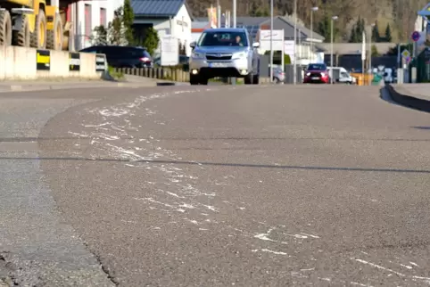 Von der Autobahnausfahrt Ixheim bis in den Etzelweg hat ein Autofahrer eine 800 Meter lange Spur aus weißer Farbe hinterlassen. 