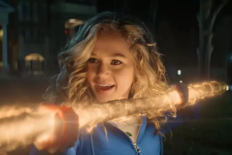 Mit Wunderspeer gegen toxische Männlichkeit: Highschool-Schülerin Courtney (Brec Bassinger) wird zu „Stargirl“.