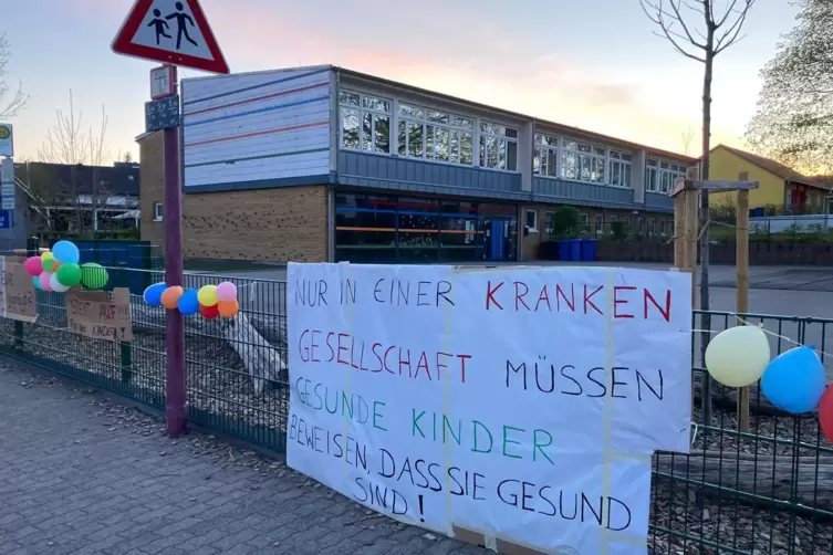 Ein Transparent, das am Montag am Zaun der Bottenbacher Grundschule hing. 