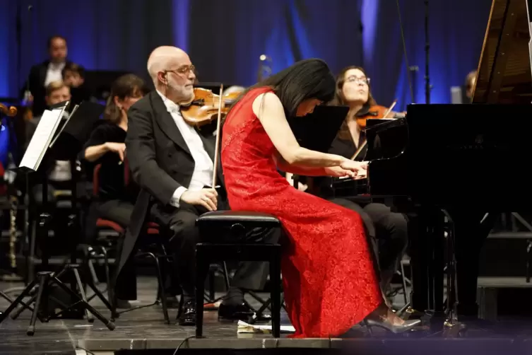 „Konzert um 5“ mit Sachiko Furuhata (rechts) und Pierre-Eric Monnier in der Fruchthalle.