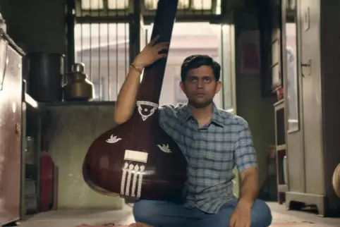 In „The Disciple“ spielt Aditya Modak einen jungen Mann, der sich der klassischen indischen Musik widmet. 