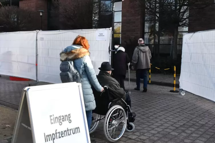 Viele ältere Leute können nicht ohne Begleitung ins Impfzentrum. Auch dadurch erhöht sich die Anzahl der Anwesenden.