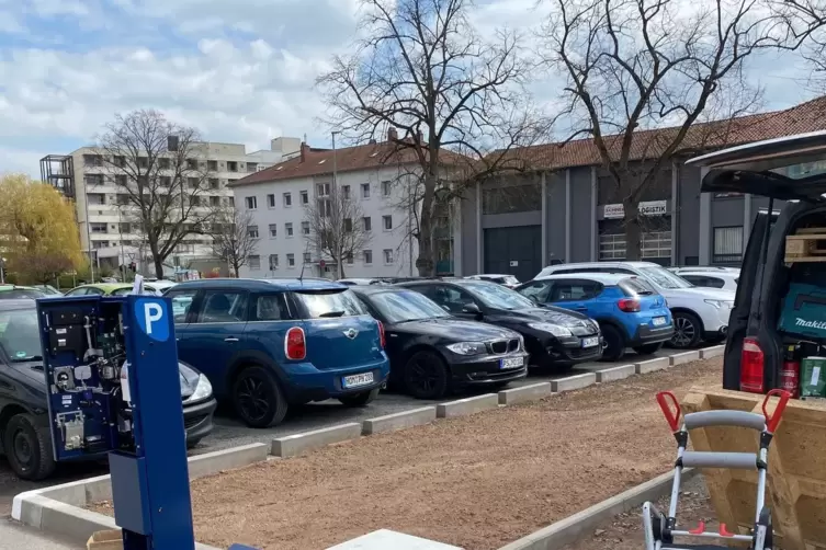 Bereits am 8. April wurde der Parkscheinautomat an der Zufahrt zum neuen Parkplatz installiert. 