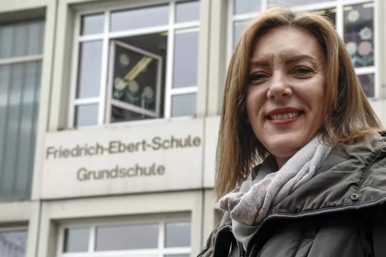 „Warum schließt die Schule?“: Deniz Kartal, Vorsitzende des Schulelternbeirats der Friedrich-Ebert-Grundschule, bekommt in der C