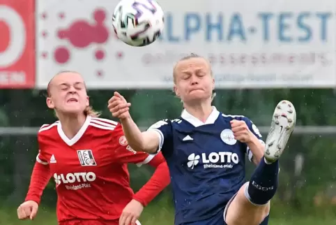 Zweikampf zwischen FFC-Neuzugang Janina Jüllich (links) und Alina Wagner.