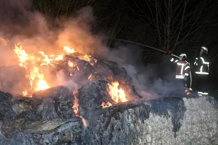 Zuletzt waren es 100 Strohballen, die in Flammen standen und gelöscht werden mussten.. 