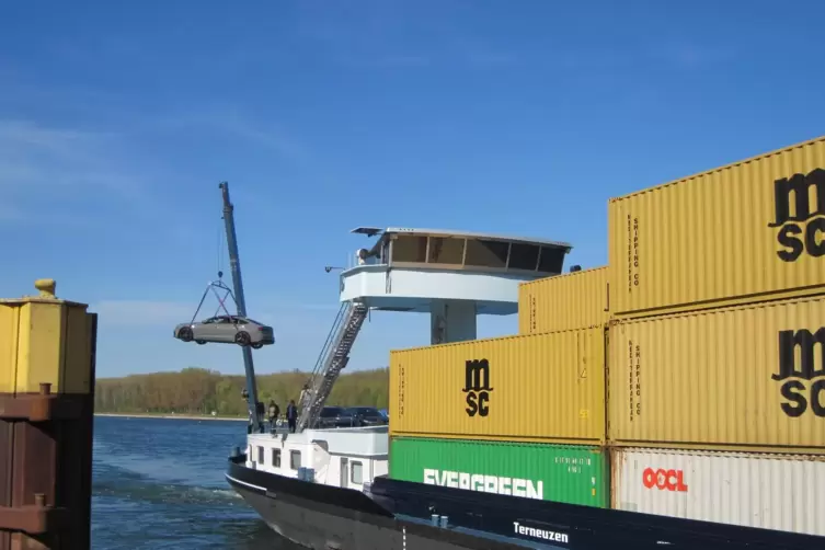 Und dazwischen in der Luft. Das Auto mit dem zumindest ein Teil der Schiffsbesatzung eine Landpartie unternahm. 