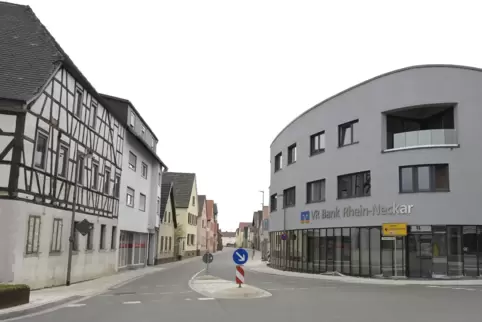 Die neue, moderne Filiale der VR-Bank Rhein-Neckar steht mitten im Herzen Mutterstadts. 