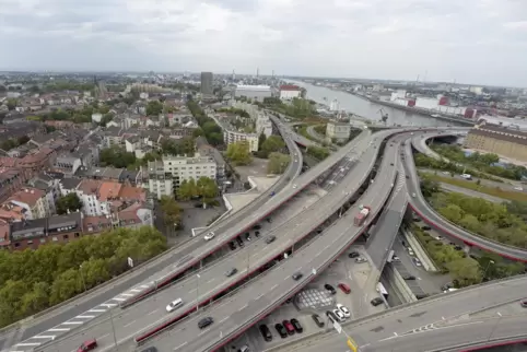 Schwieriges Kapitel beim Rückbau der Ludwigshafener Hochstraße Nord: der Abriss des Nordbrückenkopfs zur Kurt-Schumacher-Brücke.