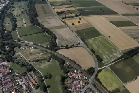 Vom Feldweg gegenüber des Bahnübergangs sollen in Richtung jüdischer Friedhof rechts von der L493 Bauplätze entstehen. 