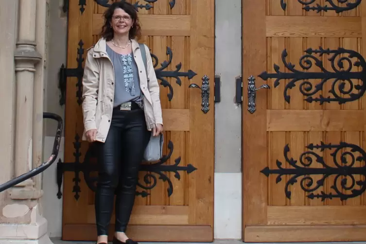 Daniela Beisel vor dem Portal der Pauluskirche.