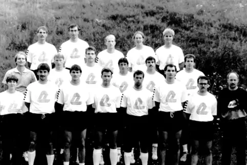 Der Kader des TuS in der Saison 1991/92: Hinten von links: Konditionstrainer Frank Kowalski, Wladimir Mikhuda, Wolfgang Hahn, Ma