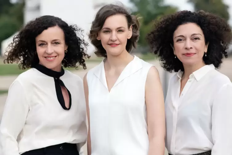 Gemeinsam haben sie das Projekt zu Ende gebracht (v.l.): Maria Schrader, Franziska Hölscher und M. Shirinyan. 