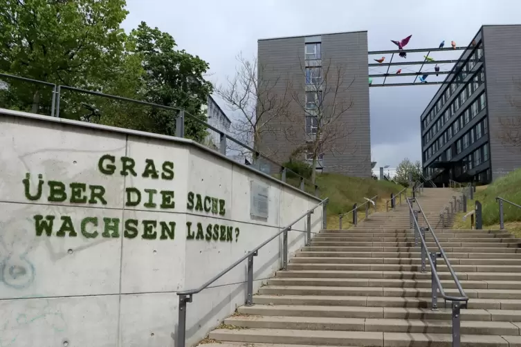 Die Geschwister-Scholl-Treppe führt hinauf zur Uni.