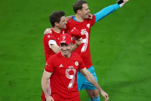 Robert Lewandowski, Thomas Müller und Manuel Neuer feiern.