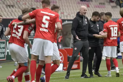 Jubel beim FCK nach dem wichtigen Heimsieg gegen Uerdingen. Der Klassenerhalt ist ganz nah. 