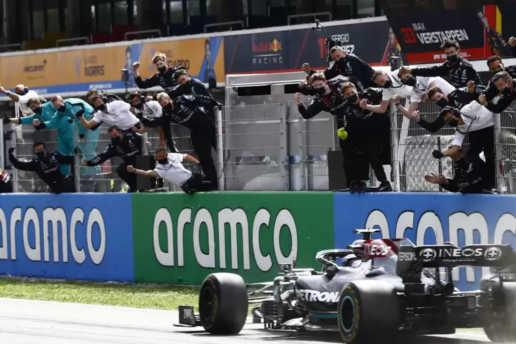 Das Mercedes-Team feiert Seriensieger Lewis Hamilton. 