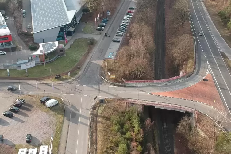 Am Ortseingang Hauensteins an der Schuhmeile soll ein Kreisel gebaut werden, der die Kreuzung entschärfen soll. Rechts verlaufen