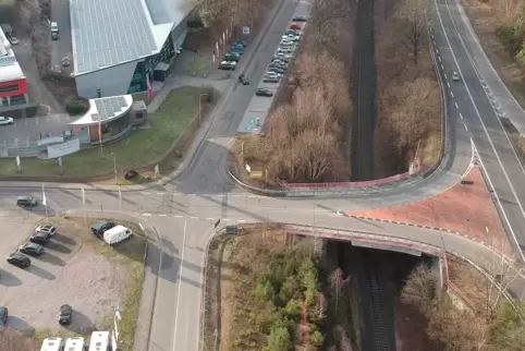 Am Ortseingang Hauensteins an der Schuhmeile soll ein Kreisel gebaut werden, der die Kreuzung entschärfen soll. Rechts verlaufen