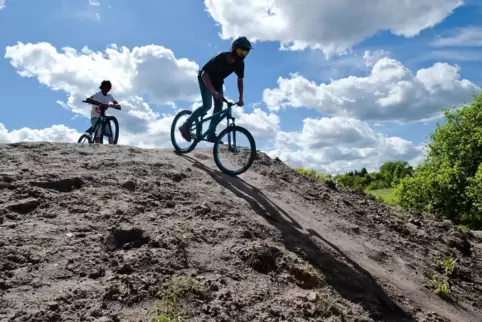 Steile Abfahrten gehören dazu. Unser Bild zeigt einen Dirt-Bike-Park in Enkenbach-Alsenborn. 