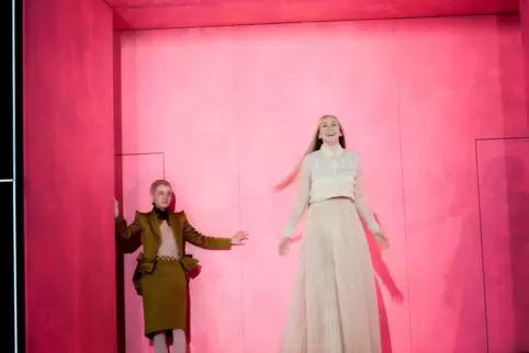 „Maria Stuart“ vom Deutschen Theater Berlin. Szene mit Julia Windischbauer (links) und Franziska Machens. 