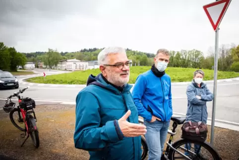 Die Verkehrssicherheit am Ixheimer Kreisel muss erhöht werden. Das fordert Bernd Lohrum (Mitte). Neue Warnschilder und eine eind