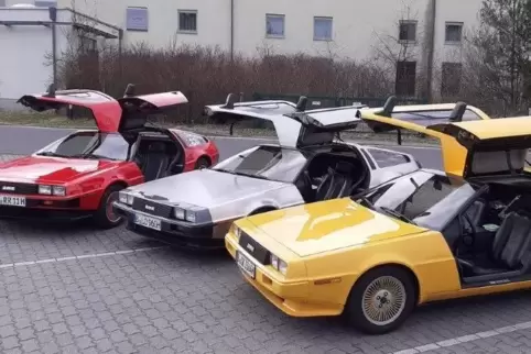 Ein buntes DeLorean-Trio beim Stelldichein – dieser Anblick verleiht Flügel.