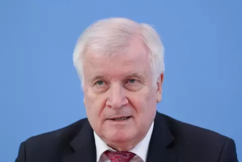 Bundesinnenminister Horst Seehofer (CSU) hat drei der Hisbollah nahe stehenden Vereine verboten.