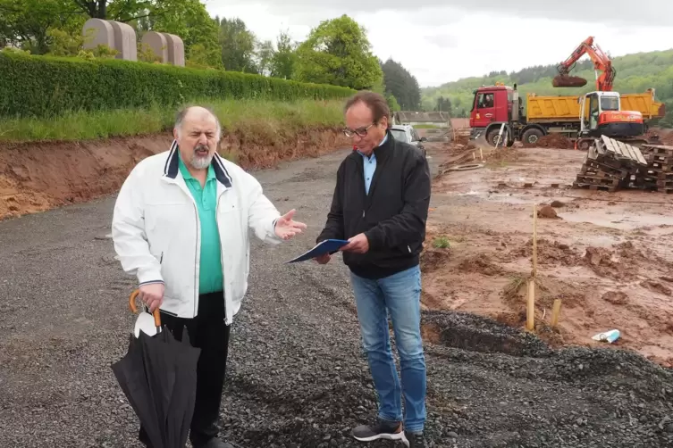 Ortsvorsteher Kurt Dettweiler und Investor Werner Ipser beim Ortstermin im Mittelbacher Baugebiet Bickenalbblick. 