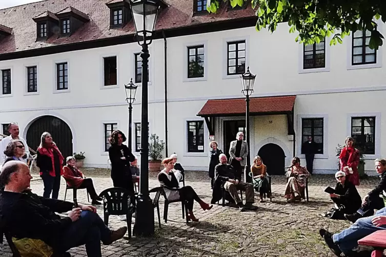 Im Innenhof des Wadgasserhofs: ein Miteinander von Künstlern und Gästen bei der Eröffnung der „wadi“-Ausstellung. 