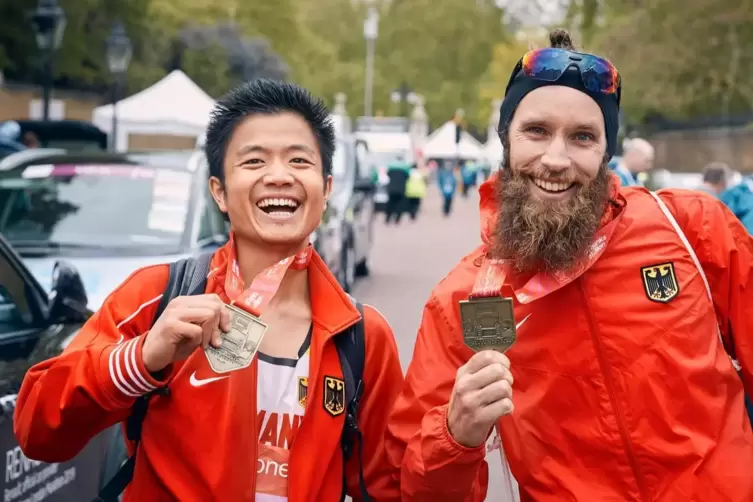 Ein gutes und erfolgreiches Team: Max Kirschbaum und Tien-Fung Yap beim Londonmarathon 2019. 