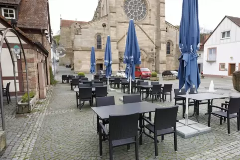 Noch sind die Tische und Bänke überall so leer wie in Otterberg: Ab Sonntag darf die Außengastronomie im Kreis wieder öffnen.