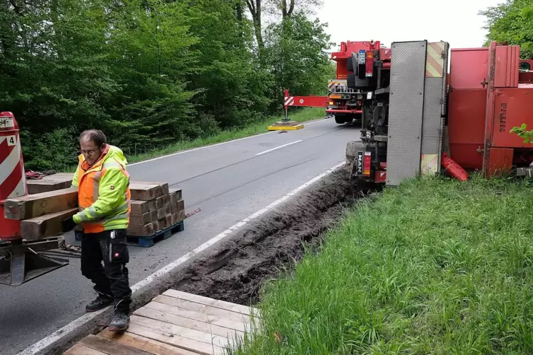 Wegen der Bergung musste die Straße voll gesperrt werden. 