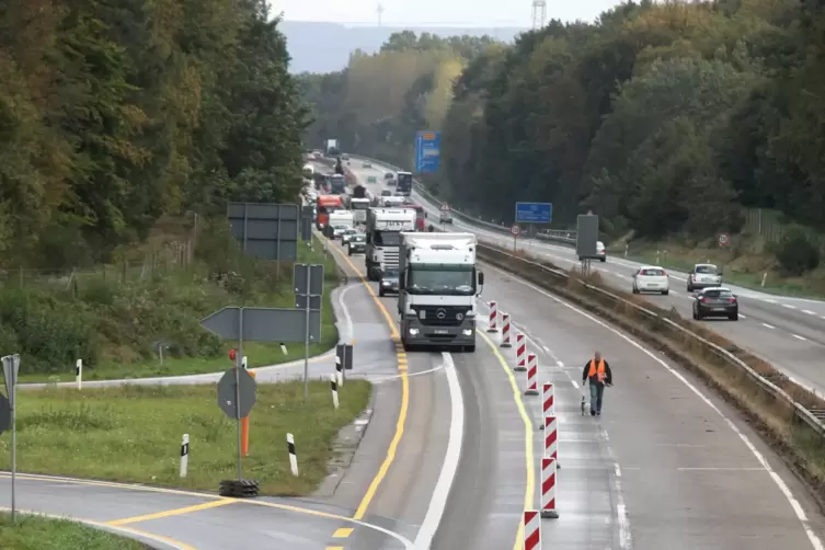 Witterungsschäden an der A 65 müssen beseitigt werden. Um mögliche Behinderungen zu minimieren, wird nachts gearbeitet. 