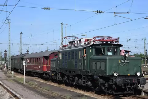 Die E-Lokomotive der Baureihe E 94 088 zieht den Eilzug. 